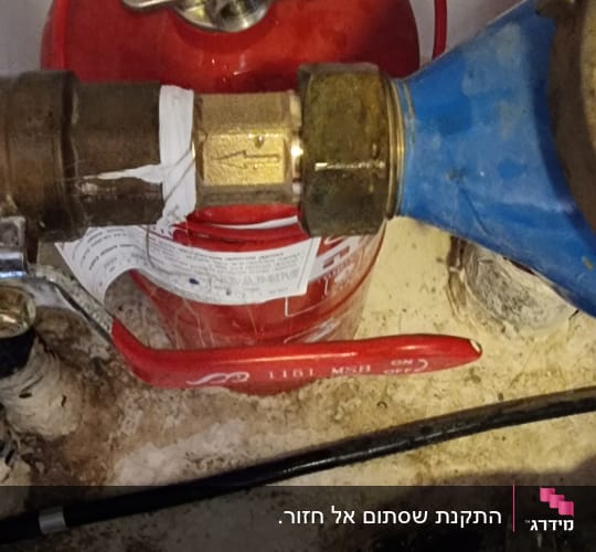 חיבור צינור עם ברז ומחבר מתכת